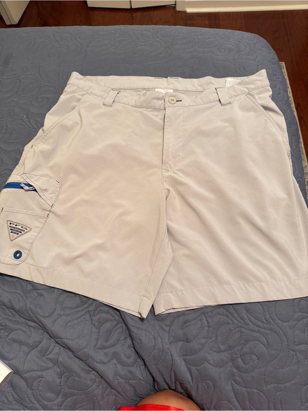 Columbia Men's Beige Cargo Shorts with Blue Accent 36/10